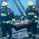 Теміртауда құтқарушылар өртеніп жатқан ғимарттан газ баллонын алып шықты