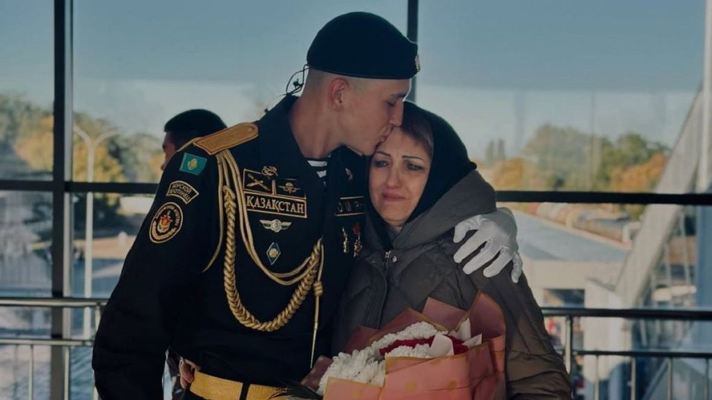 «Бүкіл Қазақстан сені күтті, Никита»: Каспийдегі ТЖ-дан аман қалған сарбаз анасымен түскен суретін жариялады (фото)
