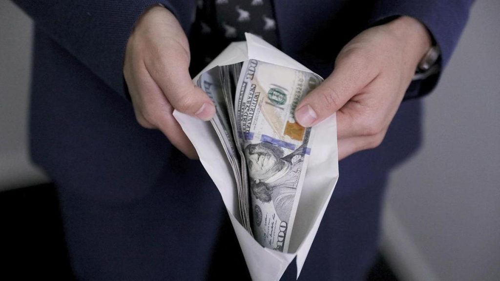 Ақтөбеде пара алған мемлекеттік қызметкер ұсталды