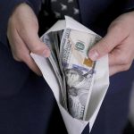 Ақтөбеде пара алған мемлекеттік қызметкер ұсталды