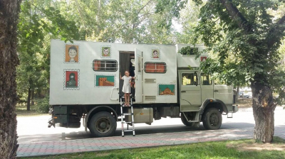 Из Брюсселя в Сидней: Как семья из шести человек пересекает континент на трейлере