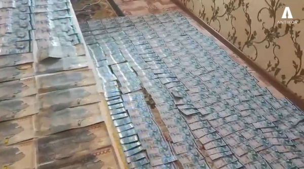 Антикор опубликовал видео задержания главы отдела образования Шалкарского района