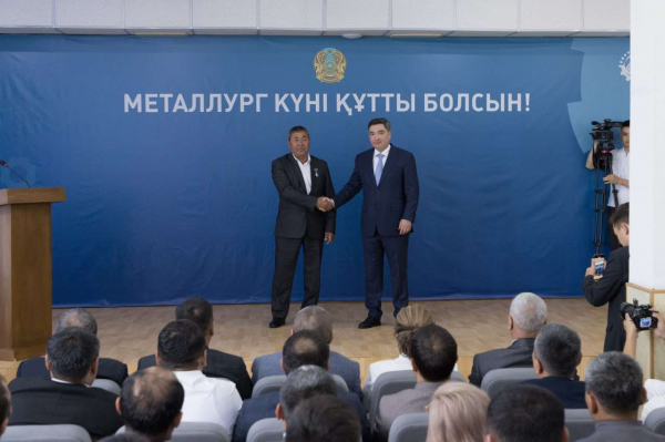 Металлургов наградили от имени Президента — Премьер-министр поздравил с праздником