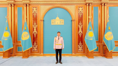 Спас ребенка в степи: полицейский из области Абай получил награду из рук президента